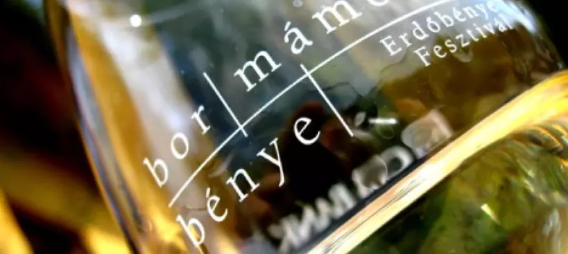 Bor, mámor, Bénye kilencedszer című cikk borítóképe