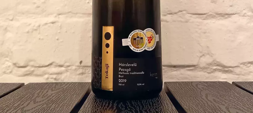 Kern Bor- és Pezsgőház: Tokaji Hárslevelű Pezsgő 2019 című cikk borítóképe