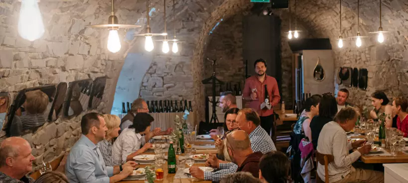 Borvacsora a Tiliában című cikk borítóképe