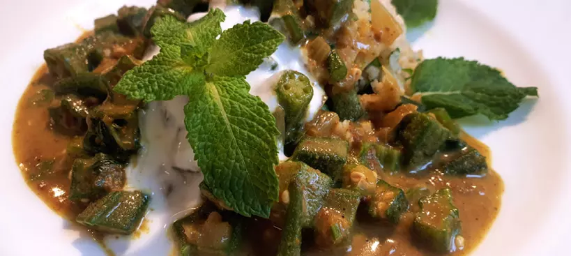 Curry okrából, bulgurral című cikk borítóképe