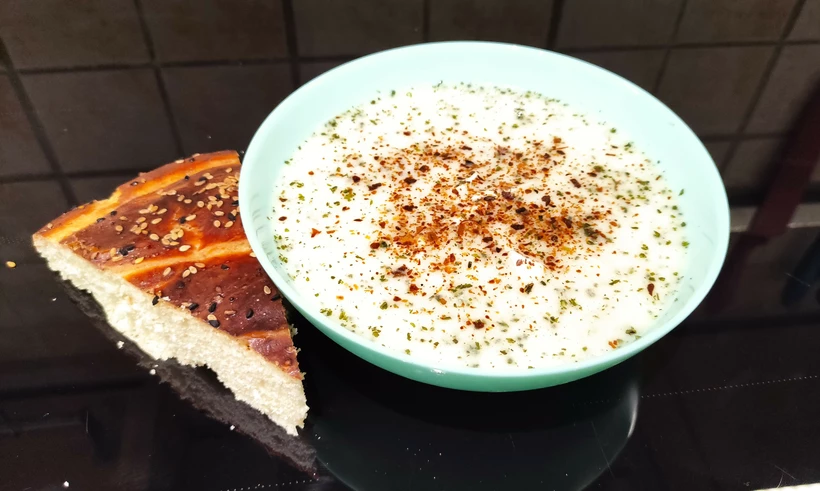 Havasi joghurtos csirkeleves – tavuklu yayla çorbası című cikk borítóképe