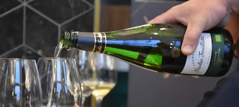 Az óriás és a törpe – champagne-bemutató Belbudán című cikk borítóképe