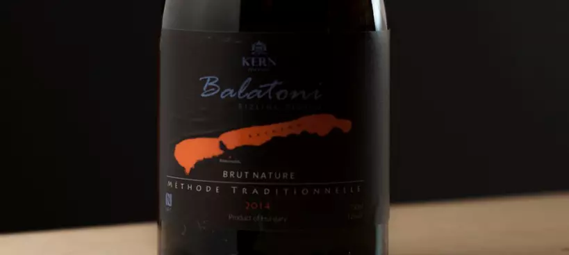 Kern Bor- &amp; Pezsgőház: Balatoni Rizling Pezsgő 2014 című cikk borítóképe