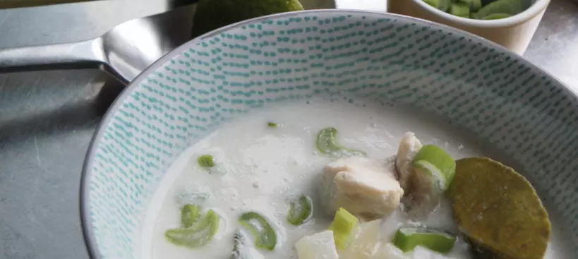 Kókusztejes csirkeleves – Tom Kha Gai című cikk borítóképe