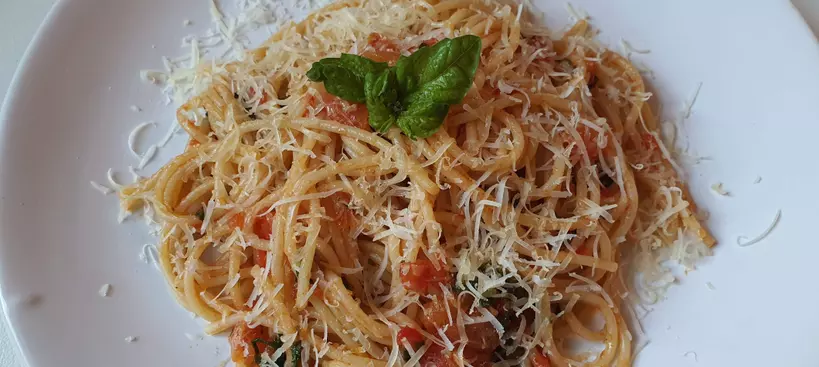 Paradicsomos-bazsalikomos spagetti című cikk borítóképe