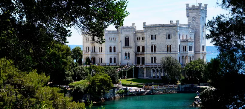 Habsburg Miksa kastélya, a Castello di Miramare című cikk borítóképe