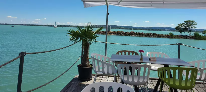 Telt ház a Balatonon című cikk borítóképe